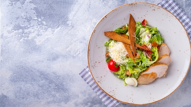 Cesarsalade met kip. Kopieer ruimte, bovenaanzicht