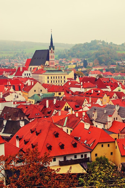 Cesky Krumlov - een beroemde Tsjechische historische mooie stad van bovenaf, reisachtergrond met rode daken en kapel