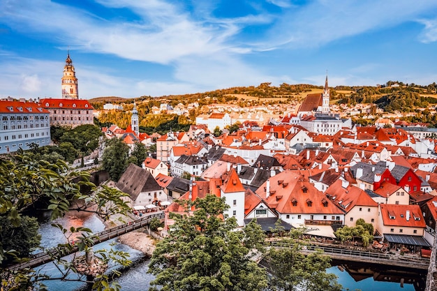 Cesky Krumlov met St Vitus kerk in het midden van het historische stadscentrum Zuid-Bohemen, Tsjechië