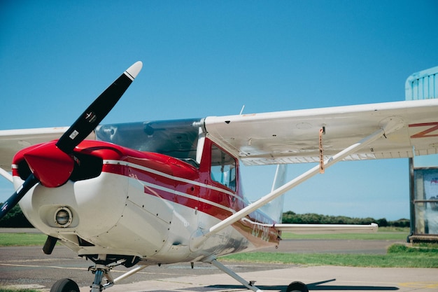 写真 編集に軽いヴィンテージスタイルの飛行場のセスナ飛行機