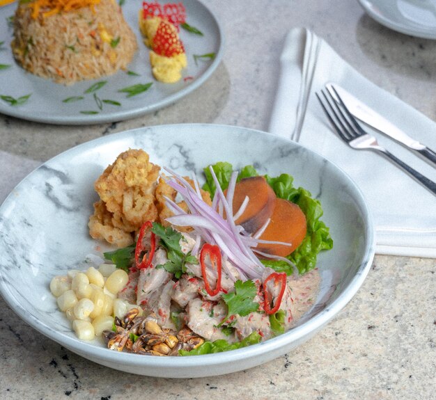 ceviche de pescado blanco, en la mesa de un restaurante tipico del Peru