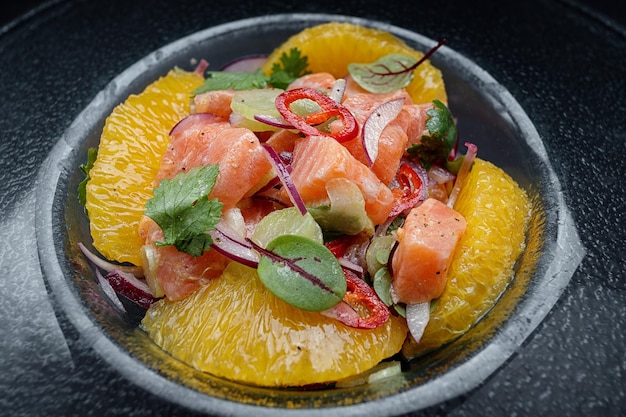 Ceviche met zalmsinaasappels uien en kruiden