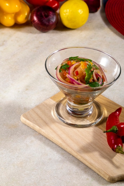 Ceviche van zeevruchten, typisch gerecht uit peru.