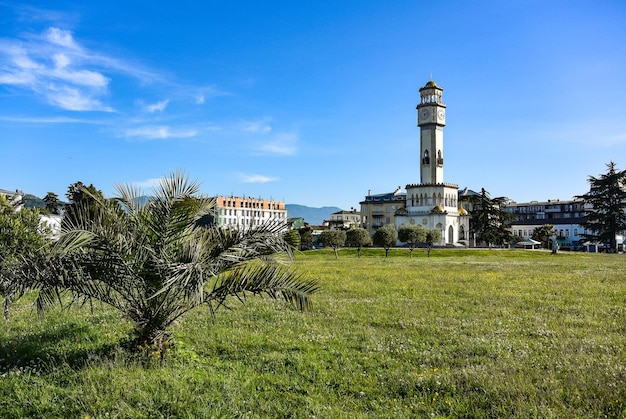 Chacha-toren aan de oever van BatumiChacha-fontein in Batumi, mei 2019, Georgië