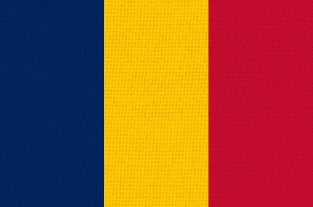 Флаг Чада на тканевой поверхности Национальный флаг Чад на текстурированном фоне