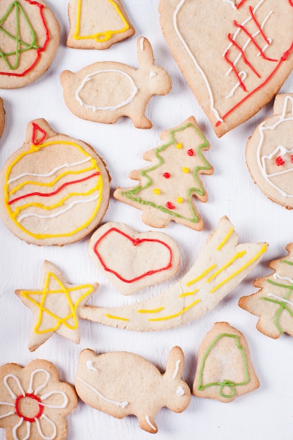 Chadly peperkoekkoekjes op de witte tafel