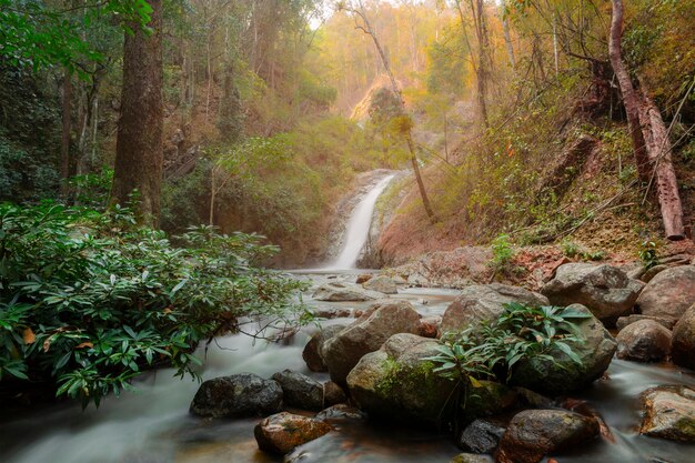 Chae-zoonwaterval bij chae-zoonnatiepark, Lampang Thailand