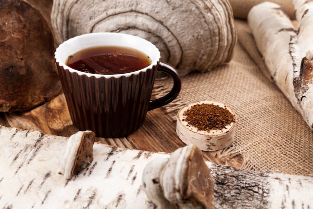 Tè chaga - bevanda naturale sana, antiossidante. preparato da funghi di betulla essiccati.