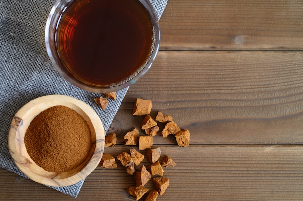 Fungo del tè chaga dall'albero di betulla usando per curare il tè o il caffè nella medicina popolare