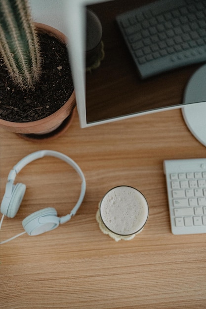 Foto chai latte op houten bureau