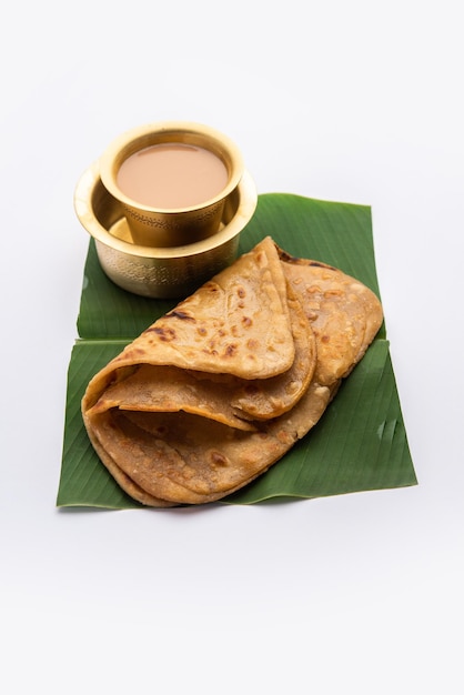 Chai Paratha Hot Tea geserveerd met Flatbread is een traditionele eenvoudige maaltijd uit India en Pakistan