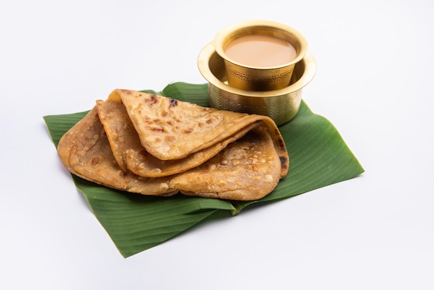 Flatbread와 함께 제공되는 Chai Paratha Hot Tea는 인도와 파키스탄의 전통적인 간단한 식사입니다.