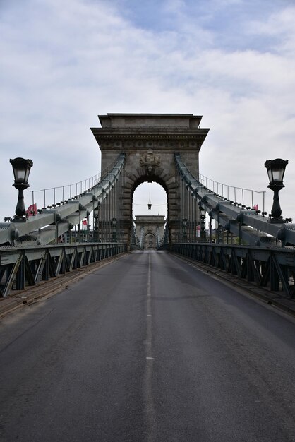 Foto il ponte a catena contro il cielo