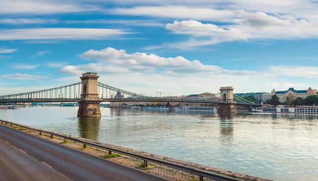 川の鎖橋