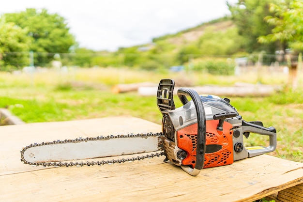 Motosega su un tavolo di legno in un giardino