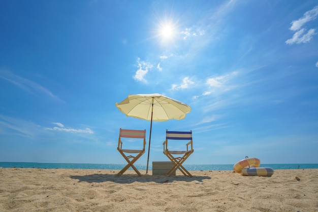 写真 静かなビーチで椅子と傘