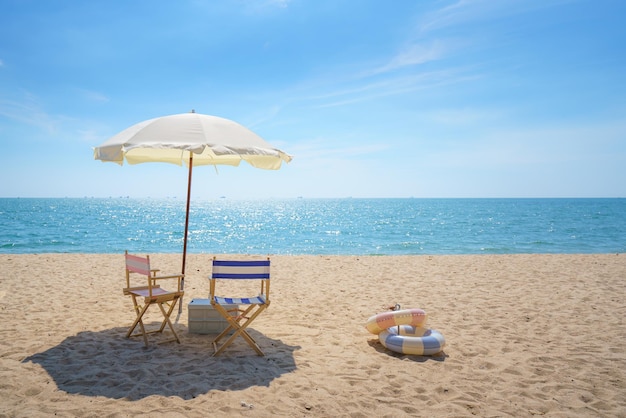 写真 静かなビーチで椅子と傘