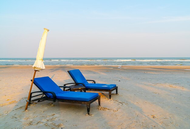 Foto sedie sulla spiaggia contro il cielo