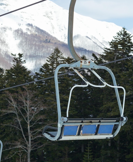 Foto ascensore a sedie sulla foresta innevata di abetone, in italia