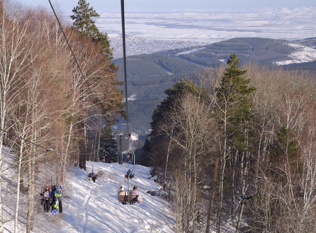 벨로쿠리하 리조트 타운의 tserkovka 산으로 가는 사람들과 의자 리프트