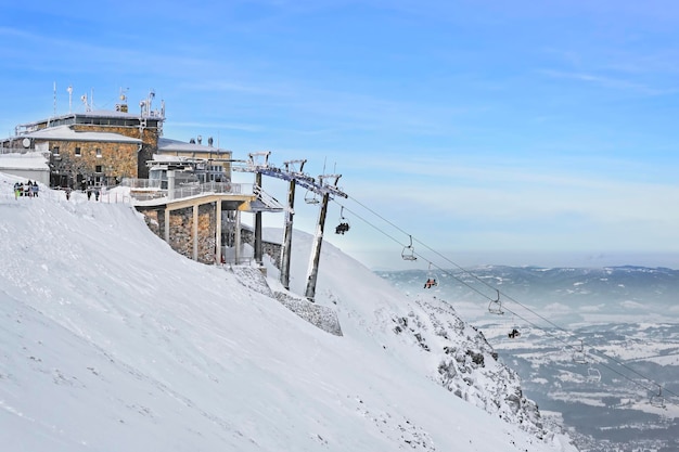 겨울에 Zakopane의 Kasprowy Wierch 산에서 체어 리프트. 자코파네(Zakopane)는 폴란드 타트라 산맥(Tatra Mountains)에 있는 마을입니다. Kasprowy Wierch는 Zakopane의 산으로 폴란드에서 가장 인기 있는 스키 지역입니다.