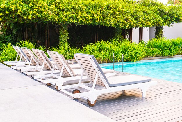 Sedia piscina intorno alla piscina nel resort dell'hotel