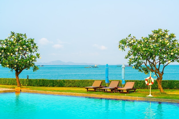 Photo chair pool around swimming pool with sea