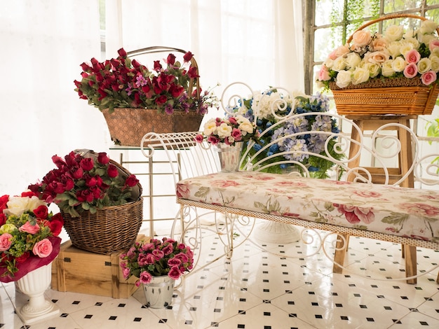 Foto sedia in camera di fiori