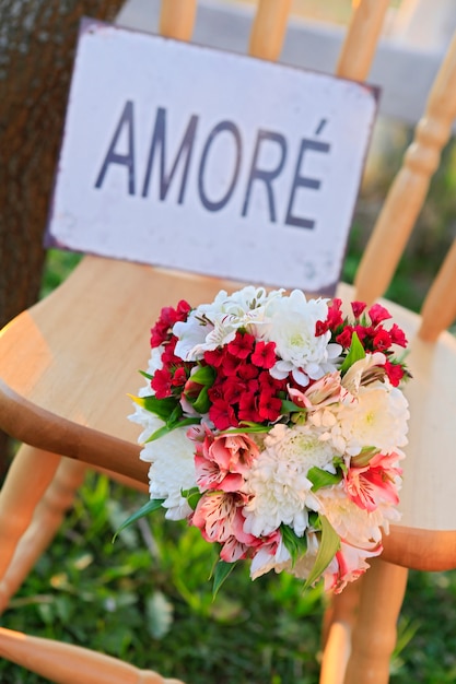 Foto sedia con segno di amore sulla sedia e fiori