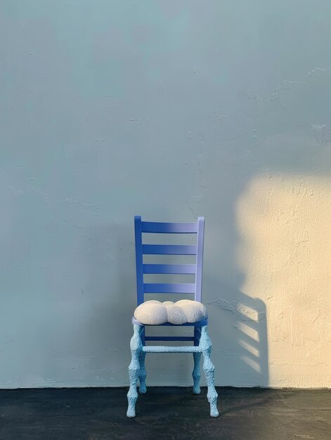 Foto una sedia con un cuscino bianco che dice il fondo