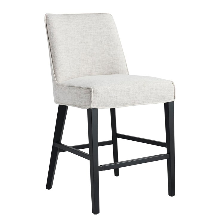 Photo a chair with a white cushion that says no one is sitting on it