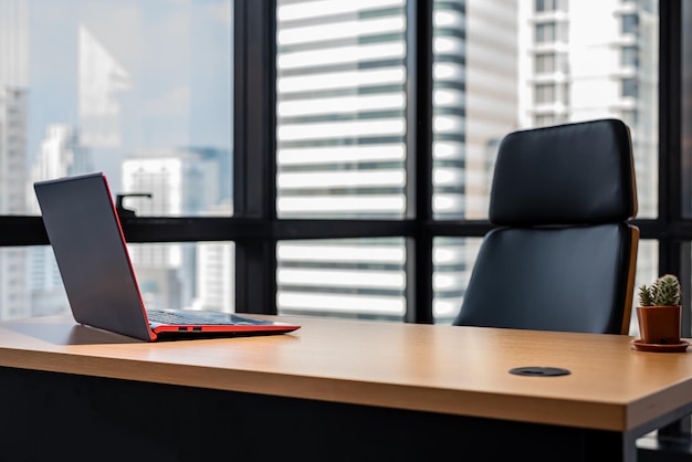 Chairnotebook op bureau in modern bureau niemand