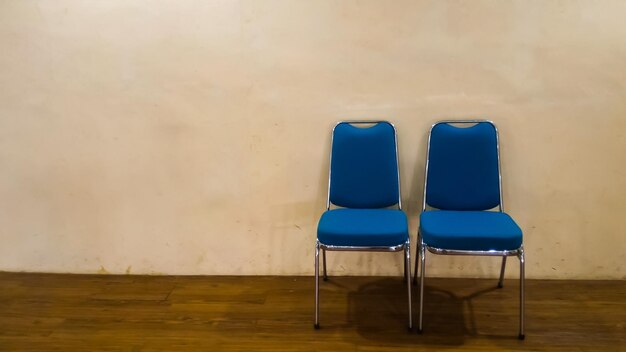 사진 의자와 파란 의자
