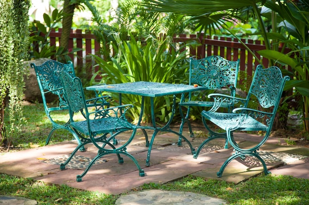 Фото Стулья и столы, расположенные в саду.