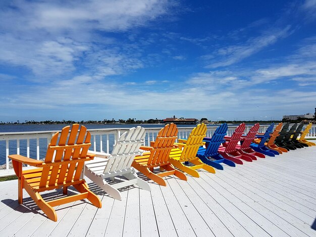 Photo chairs on beach against blue sky