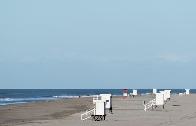 Photo chairs on beach against sky