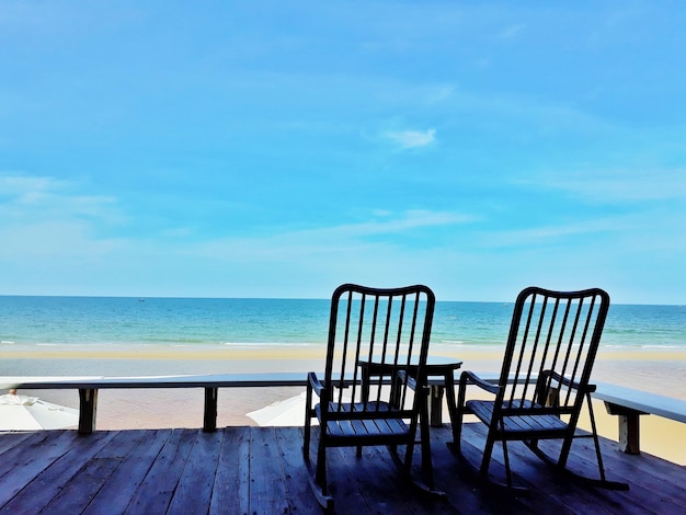 Photo chairs on beach against sky