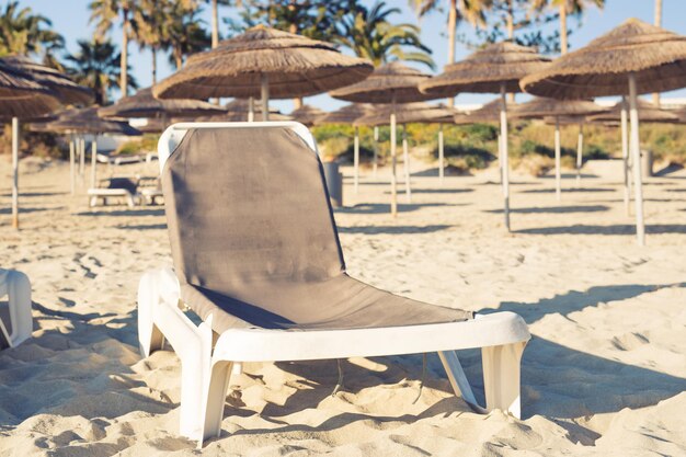 Foto sedie sulla spiaggia durante una giornata di sole