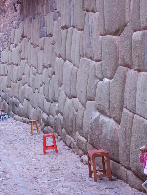 Foto sedie sulla strada accanto al muro