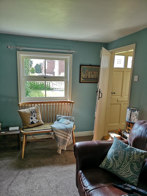 Photo chairs and table in room of house