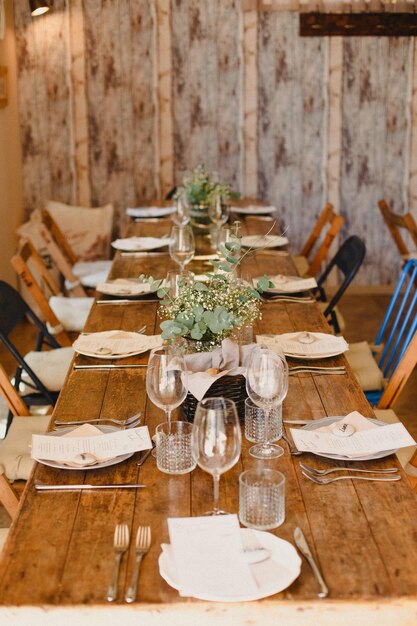 Photo chairs and tables at dining table in restaurant