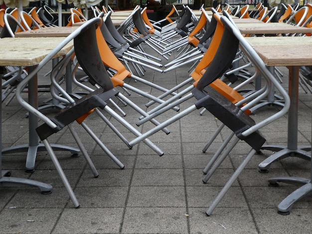Photo chairs and tables in front of restaurant outdoor on rainy day