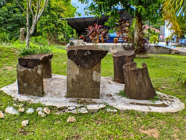 병원 정원에 있는 나무 조각으로 만든 의자와 테이블