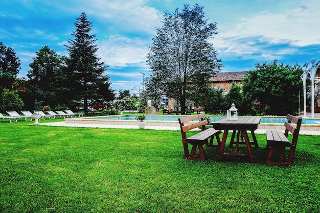 Photo chairs and tables in park against sky