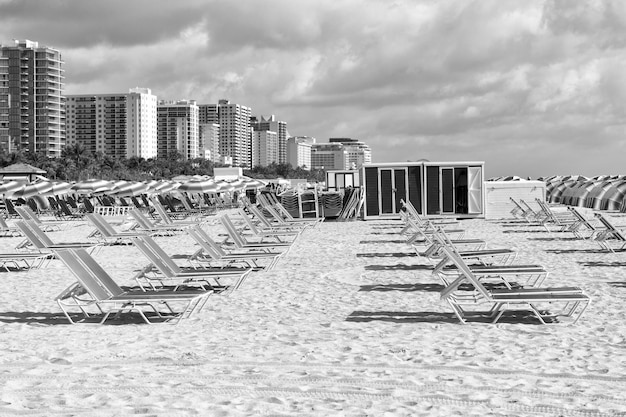Шезлонги в Майами США Розовые шезлонги на пляже в ряд Пляжная мебель Летний отдых