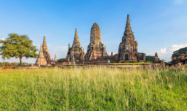 Foto chaiwatthanaram-tempel en avondlicht