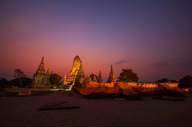 Chaiwatthanaram-tempel in de schemering met prachtige gouden lichten en reflecties