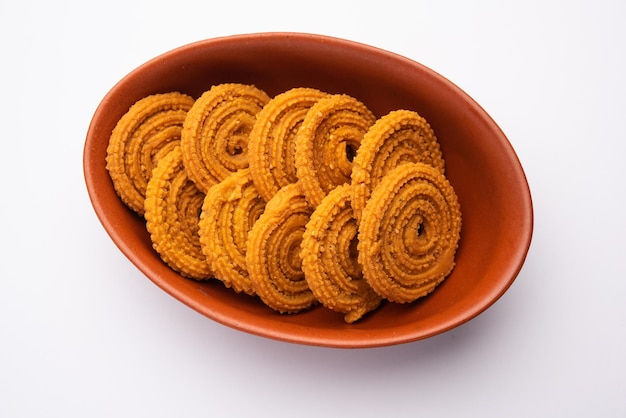 Photo chakli is a savoury snack from india it is a spiral shaped snack with a spiked surface