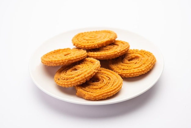 Photo chakli is a savoury snack from india it is a spiral shaped snack with a spiked surface