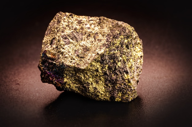 Foto il minerale di calcopirite, è il più comune rame e solfuro di ferro in natura, il principale minerale